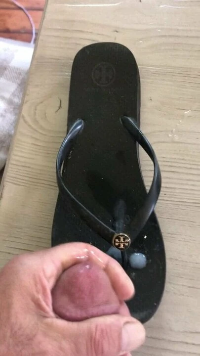 Cumming on her Tory Burch flip flops