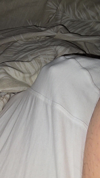 Une belle-mère glisse sous sa culotte et branle la bite de son beau-fils | Clip 1