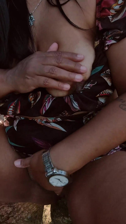 în public pe plajă Soția mea sexy se masturbează și se în fața mării!