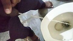 Indische man pist in de badkamer, grote zwarte pik