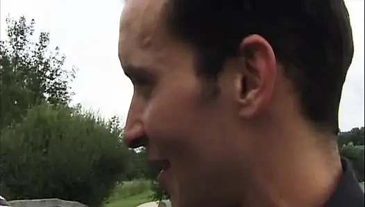 Reife blonde MILF wird in wildes waschküche-hämmern gedehnt