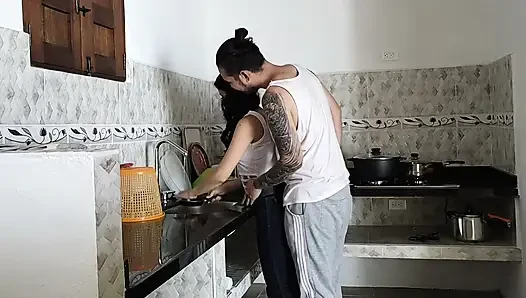 Mutfağı düzeltirken karımı siktim