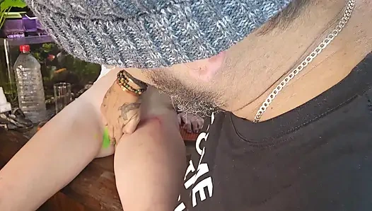 Karanlıkta klitorisinin parlamasını tattoladığımda çok azdı, ninemin dildosunu sikiyor