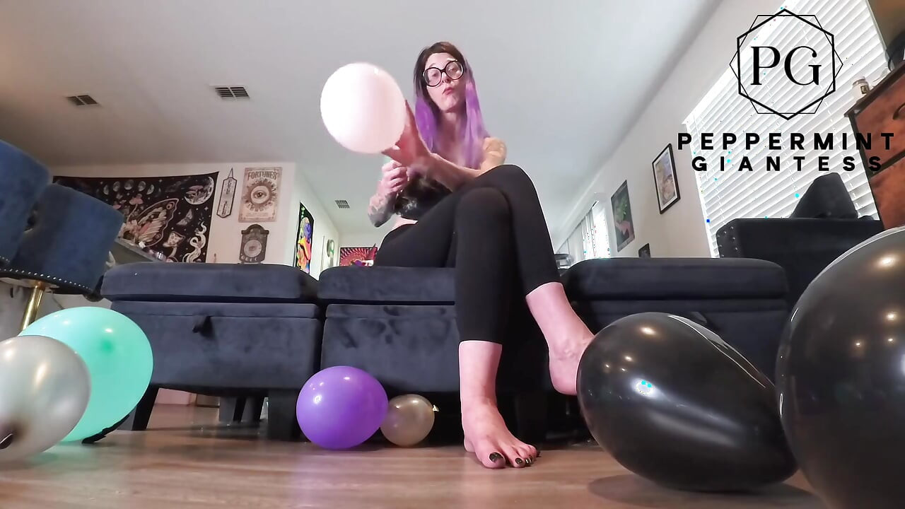 Giantess wysadza w powietrze całą torbę balonów - małe POV stóp złośliwiec i brudne wyglądy
