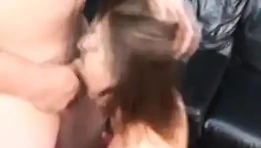 Cewek rambut cokelat lagi asik nyepong kontol dengan penuh gairah