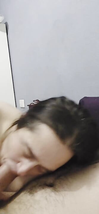 Adoro succhiare cazzi e ingoiare tutto lo sperma.