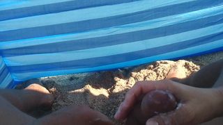 Gran polla masturbación con la mano en la playa