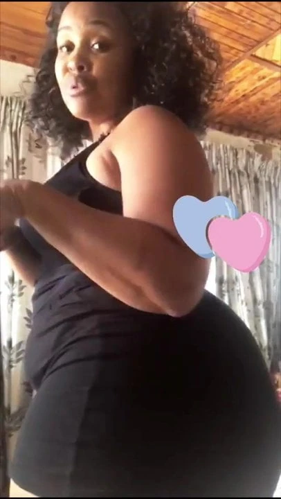 Nondu danse with black short