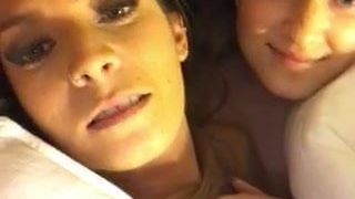 2 amerikanische Lesben haben Spaß im Bett mit Zuschauern