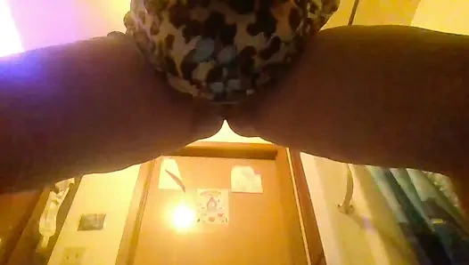 Gece elbisesi tüm sıkı amcığını ve götünü gösteriyor