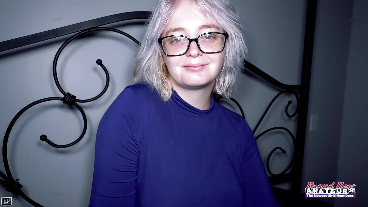 Annie Archer의 풍성한 매력적인 금발은 젖은 엉덩이를 핥고 격렬한 애널을 핥아!