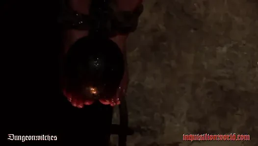 Penyihir menjuntai di atas api kecil