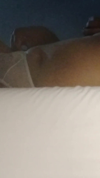 "Seksi küçük beyaz tangalı külot giyen adam erkekte kadın tarafından meme uçlarını yalatıyor"