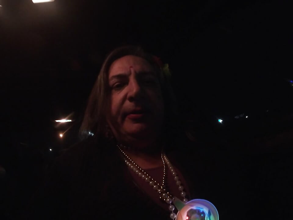 Dirty Sissy CD mature allait dehors la nuit pour un super orgasme public.