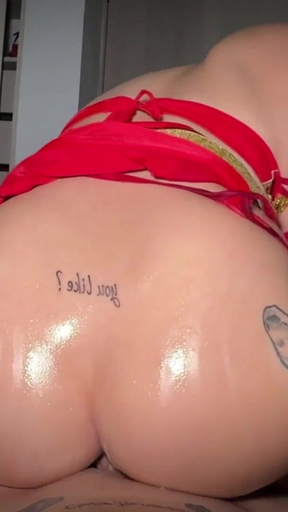 美しい欲情したアラブ人が大きな白いペニスで尻に乗る | クリップ 2