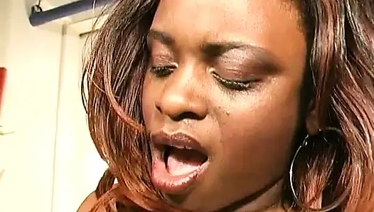 Büyük doğal memeli büyük götlü zenci kadın oyuncu seçmelerinde sikiliyor