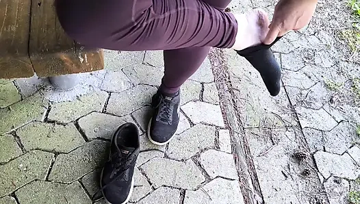 Piknik masasında dudak işkencesi