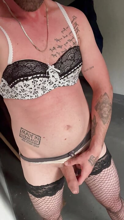 I you Gay pokazuje mojego małego kutasa i sikania jako crossdresser