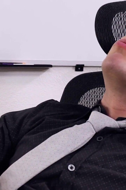 Heteroflexible -老板jord jordan starr在工作时被狠特雷弗布鲁克斯撸管