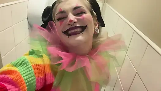 Trashiges clowns-mädchen öffentliche toilette pissen, blankziehen und rauchen