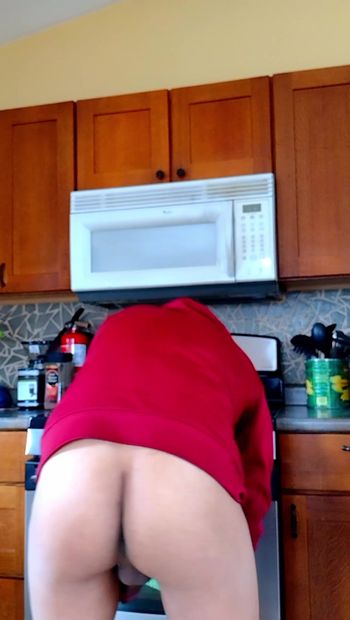 Cutie pie baking and twerking for you