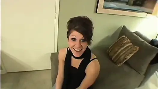 Nettes weißes mädchen mit kurzen haaren lutscht einen großen schwarzen schwanz in pOV