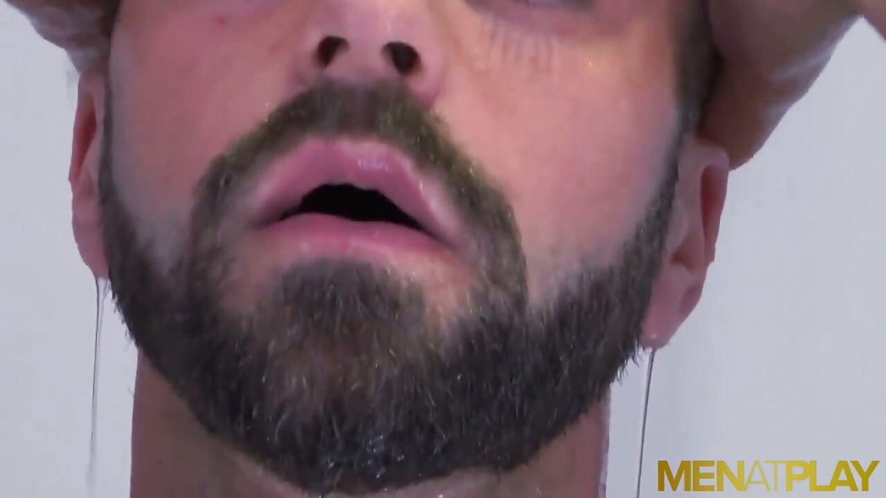 MENATPLAY - Suited bearded Hector De Silva cums on his shoes