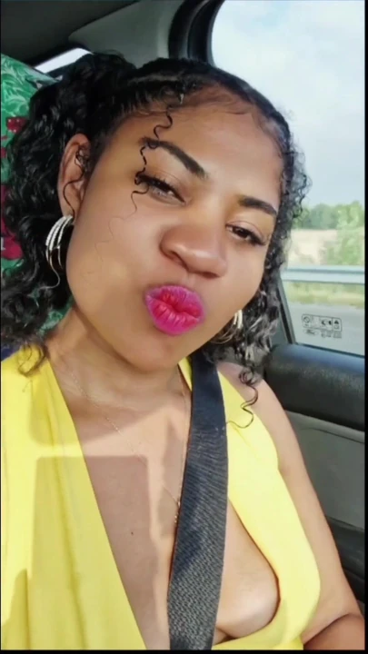 Jaw-dropping moment from "Exhibition of my ebony in the car"