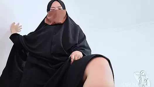 Tesettürlü üvey kız kardeşim yarağıma basıyor ve siyah çoraplarını dölle kaplıyor - minokiiko