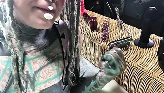 Tätowierte alternative schlampe spielt mit arschplug