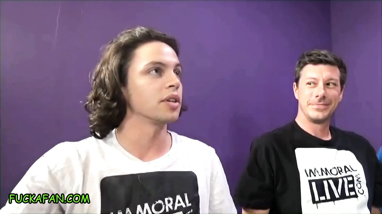 操粉丝 - 弗兰克与大屁股黑发女郎Jennifer White和Raven Bay高潮了两次