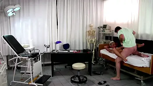 Sarışın piliç sıkı amından sikiliyor