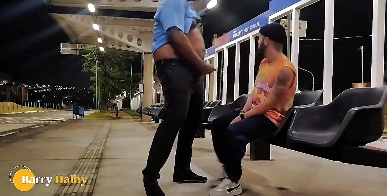 J’ai sucé la bite du chauffeur en attendant le bus.