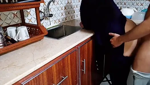 Индийский муж занимается сексом со своей женой на кухне