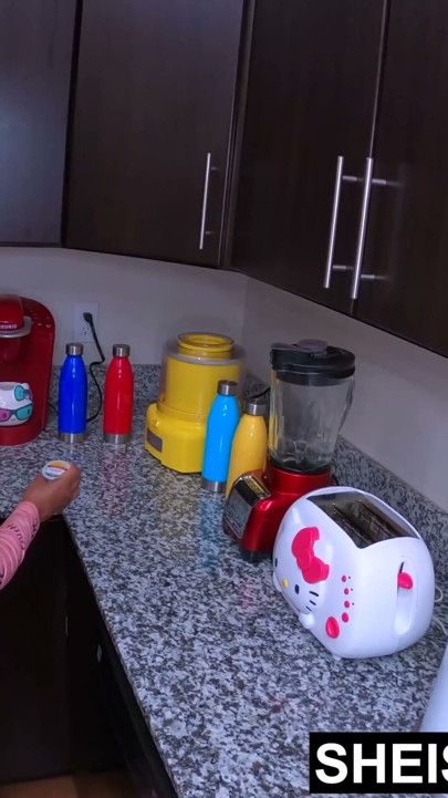 Herinnerend aan mijn stiefdochter die dit huis op de harde manier runt, Sheisnovember, dat stiefvader diep tussen haar benen penetreert | Clip 2