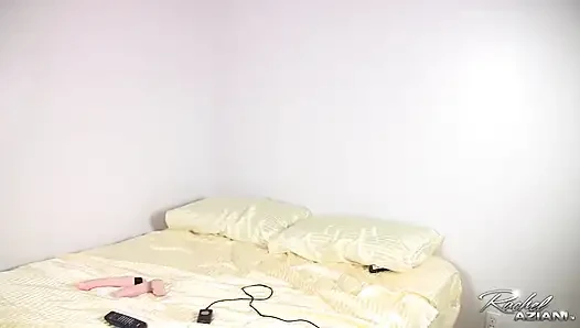 Rachel lagi asik ngentot memeknya pakai dua mainan seks