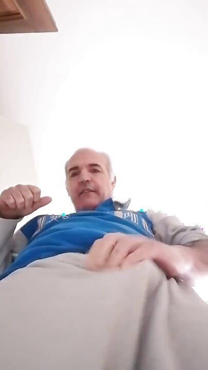 내 손이 단단하고 부어오른 음경 위에서 움찔거리는 소리가 들려요