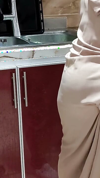 Üvey Annenin Büyük Götünü Mutfakta Sikiyor Ateşli Orta Yaşlı Seksi Kadın Anal Seks