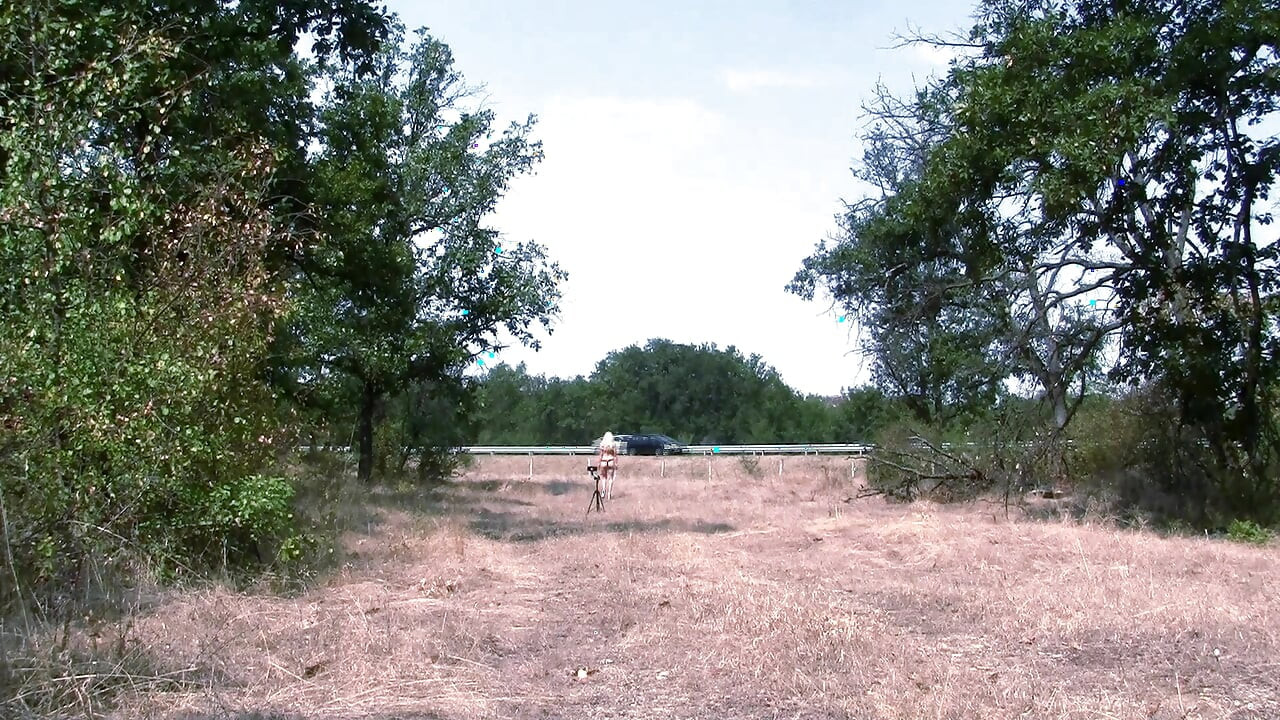 Nô lệ đi bộ xung quanh trong một chiếc thắt lưng trinh tiết và đút đôi vào đường cao tốc