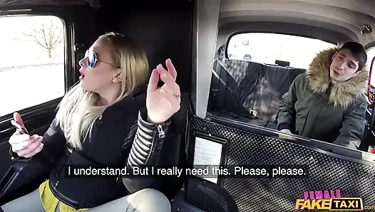 Female Fake Taxi - застенчивый неверный бойфренд трахает красотку