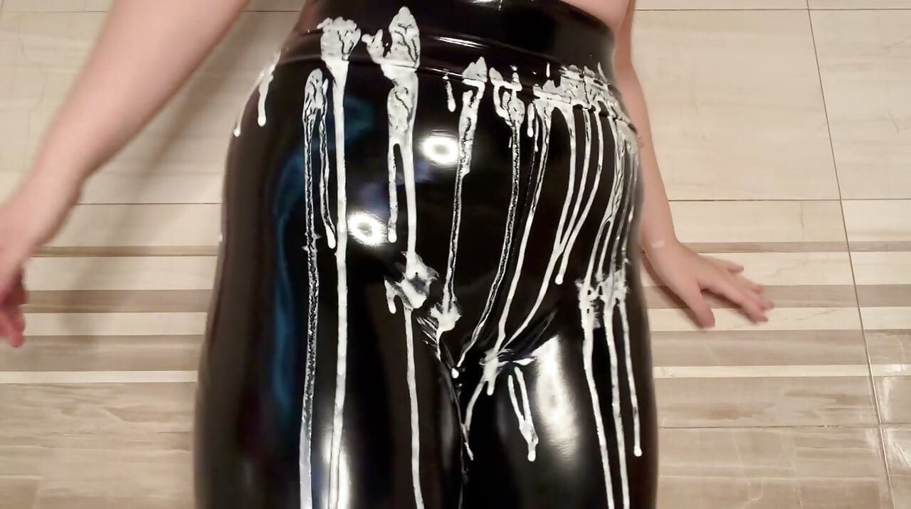 Mes fans sont entrés dans un bocal et je l’ai versé sur mon legging en latex sous la douche