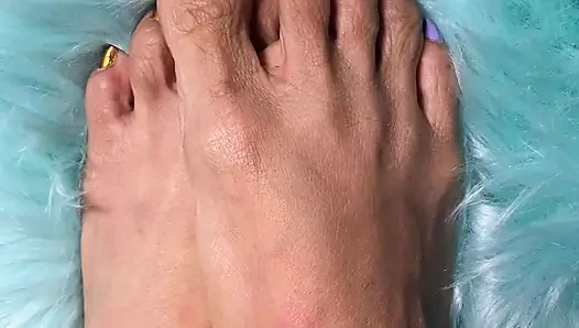 Melove Just Showing her Sexy Little Feet
