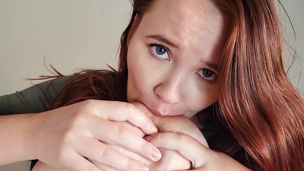 Olieret ammende bryster i stram skjorte