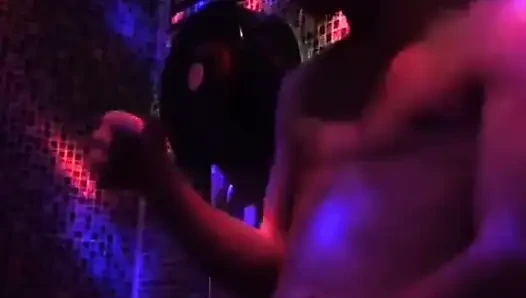 Kulüp tuvaletinde solo bir