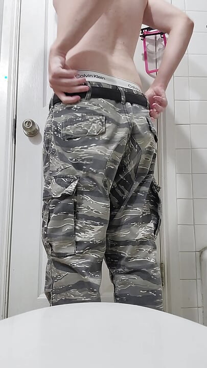 Femboy Twink tuširanje + losion dok nosi tangice