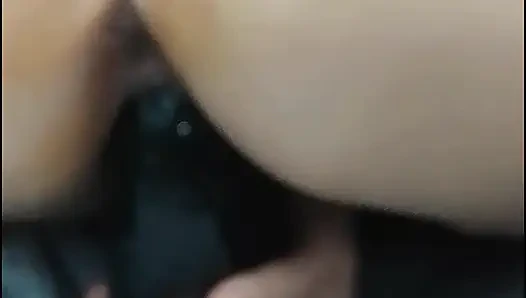 Menikmati dildo tebal dan panjang