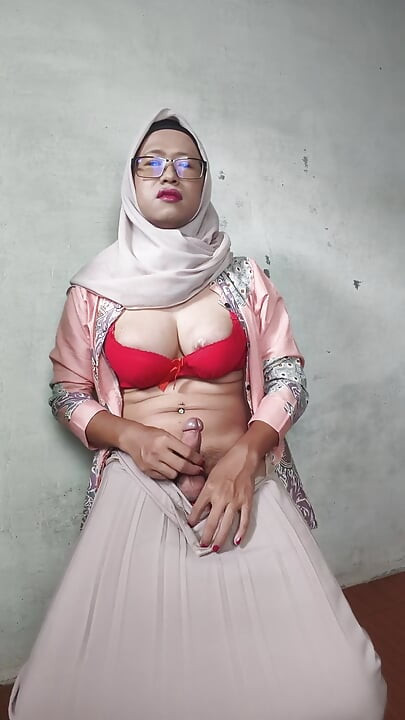 Stortuttad Hijab Shemale onanerar
