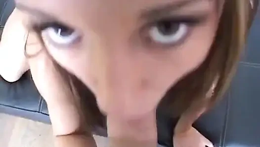 Esmer kadın emiyor ve anal dölleniyor