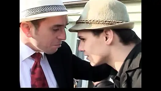 Cewek italia dientot habis-habisan di kamar tidur vintage