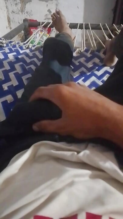 Regardez mes chers amis comme je pompe l’eau en trémousse mon pénis